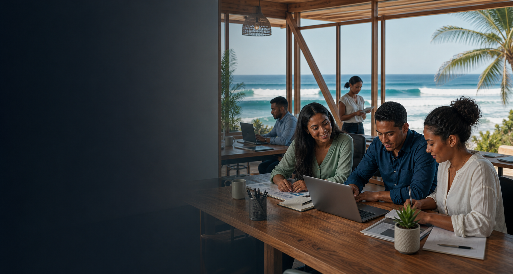 Équipe professionnelle dans un bureau en bord de mer avec l'océan Indien et une houle visible