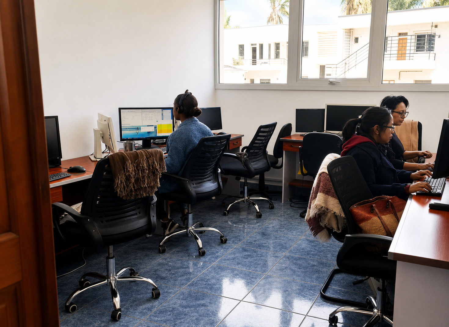 Bureau MAD ONJA avec plusieurs collaboratrices en poste